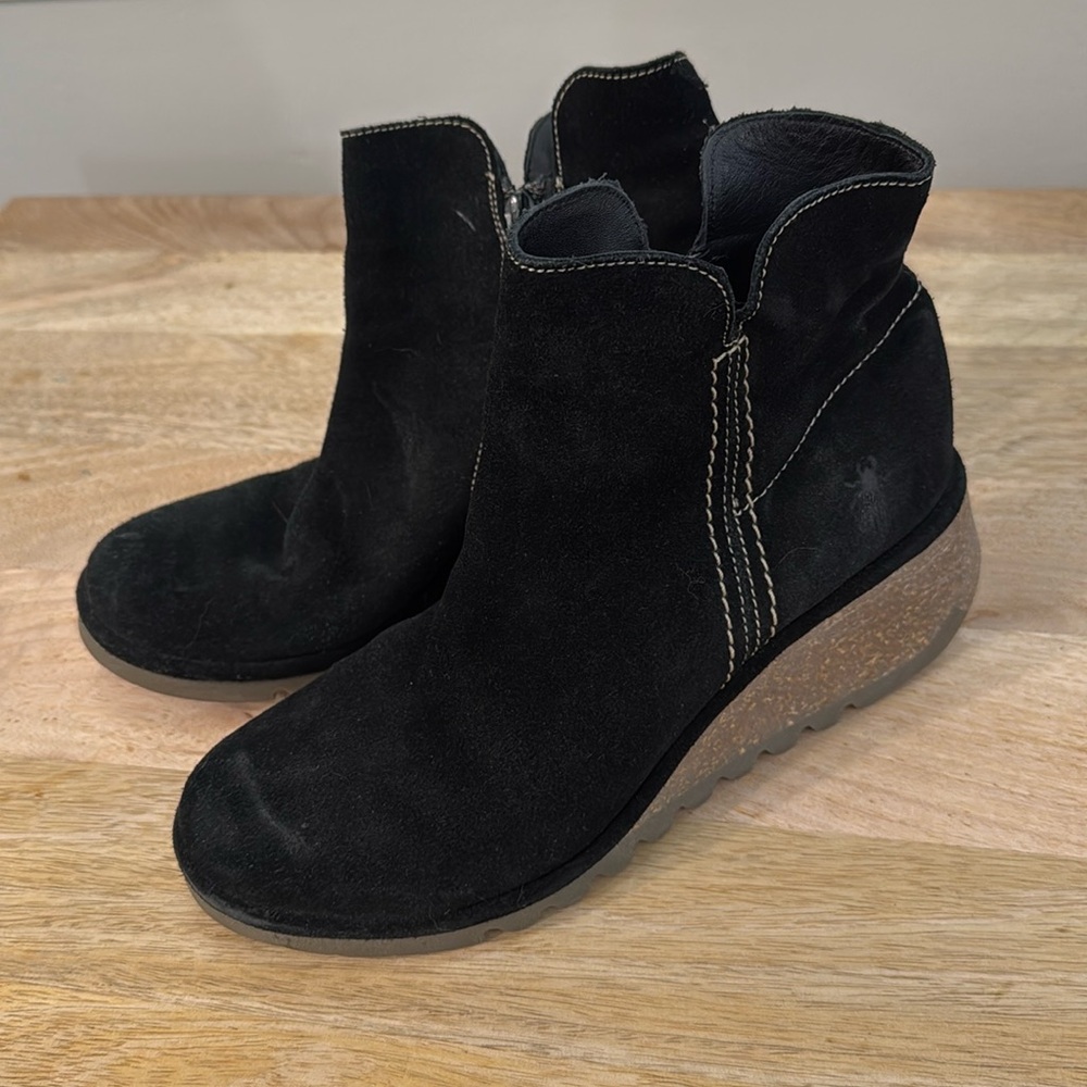 Fly London suede zip Bootie size 8/ 38 euro